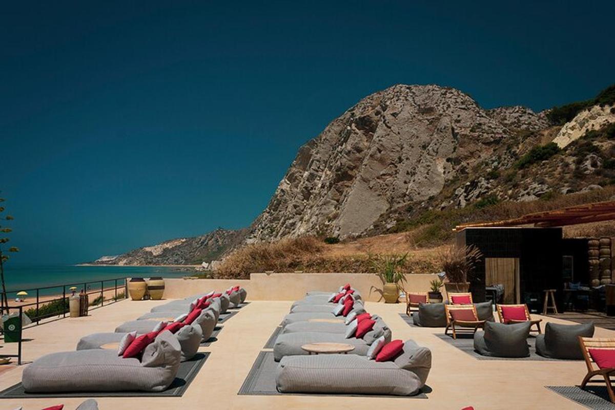 una fila di divani e sedie su una spiaggia