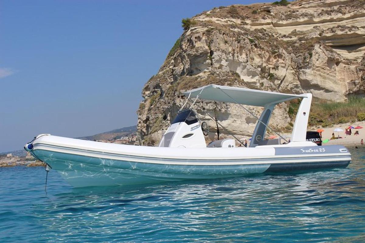 Un barco azul y blanco sobre el agua