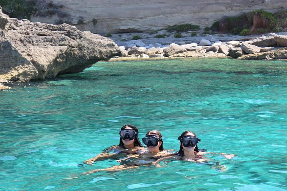 dos personas en el agua con gafas puestas