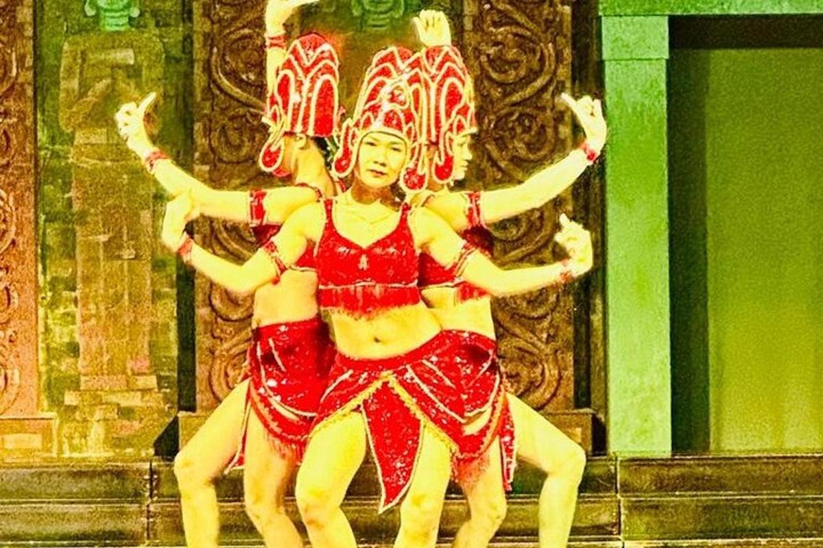 due donne che eseguono una danza su un palco