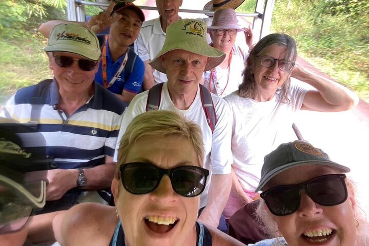 un gruppo di persone che indossano cappelli su una barca