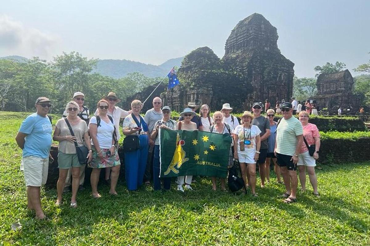 un gruppo di persone in posa per una foto con una bandiera