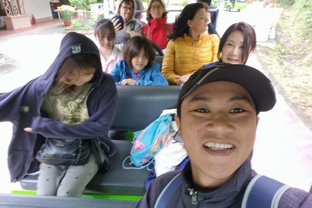 un ragazzino che indossa un cappello su un autobus