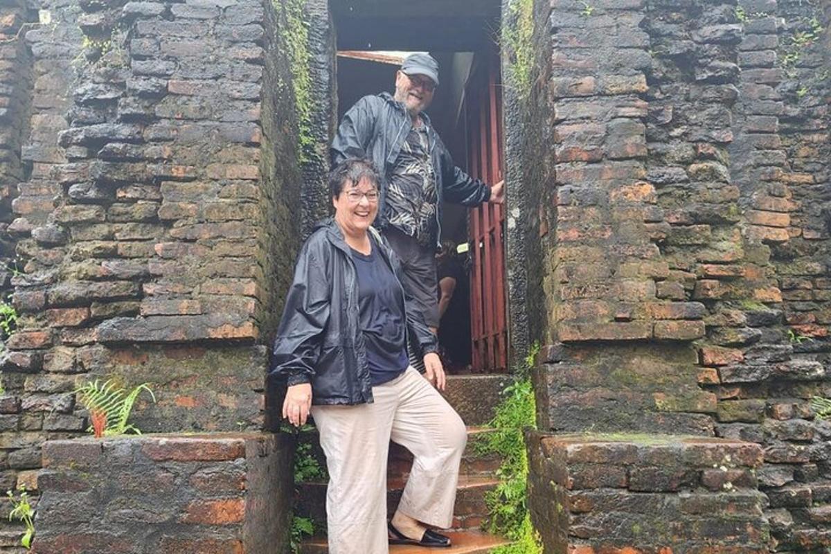 un uomo e una donna in piedi su una porta