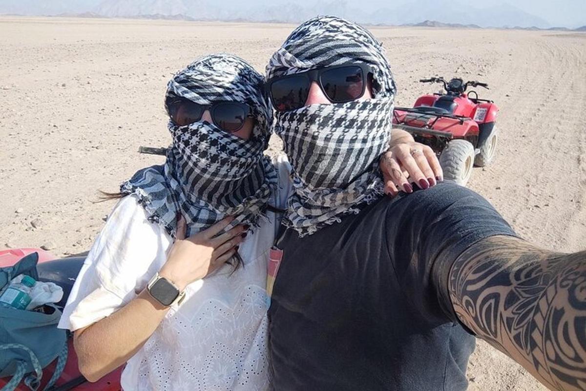 Dos personas en el desierto con vendas en la cara