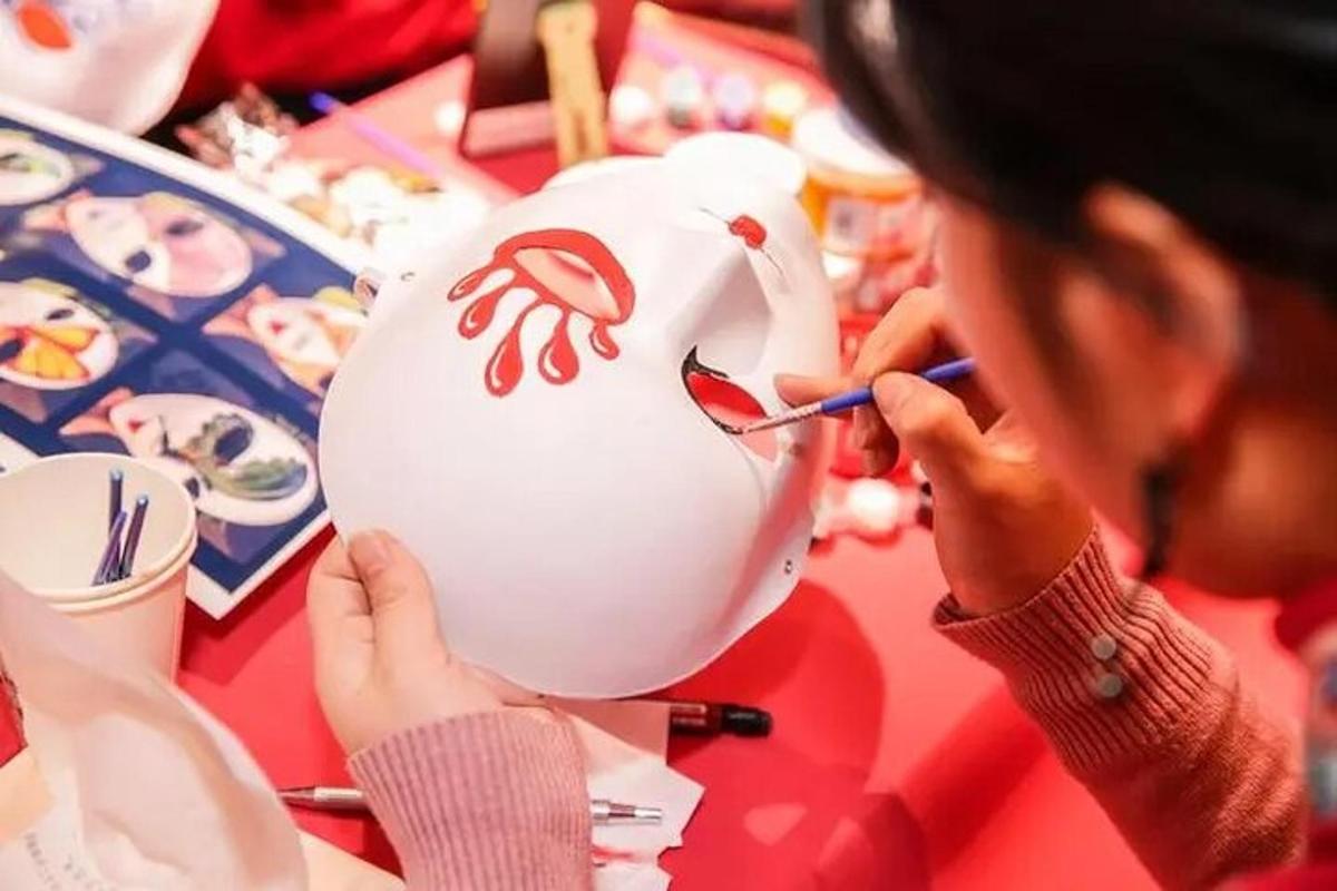 una donna che dipinge un vaso su un tavolo