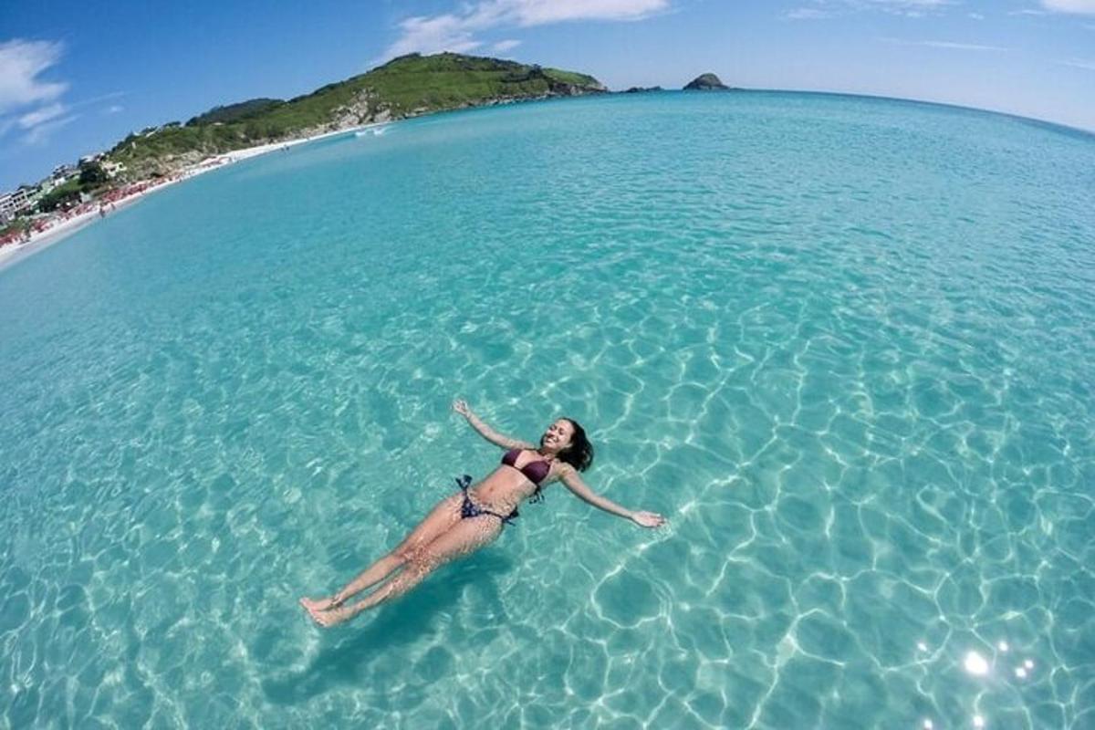 una donna sdraiata nell'acqua dell'oceano