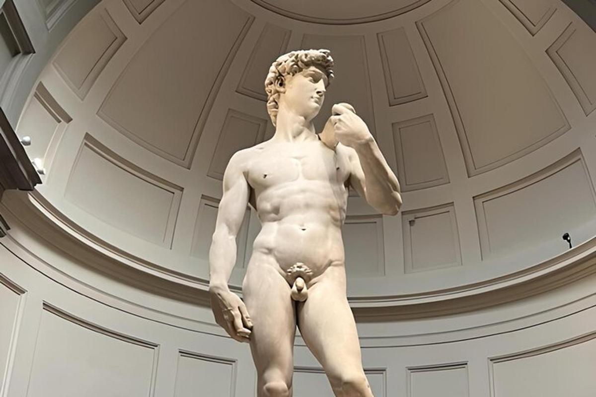 una statua di un uomo in piedi in un edificio