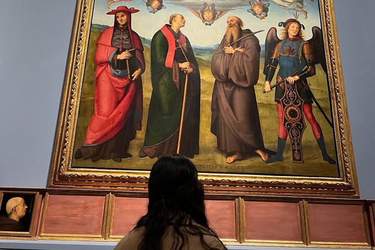 una donna che guarda un dipinto in un museo