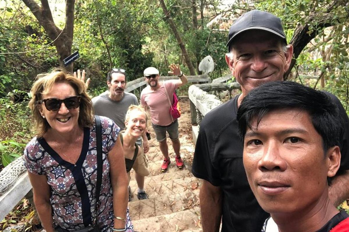 un gruppo di persone in piedi su un sentiero