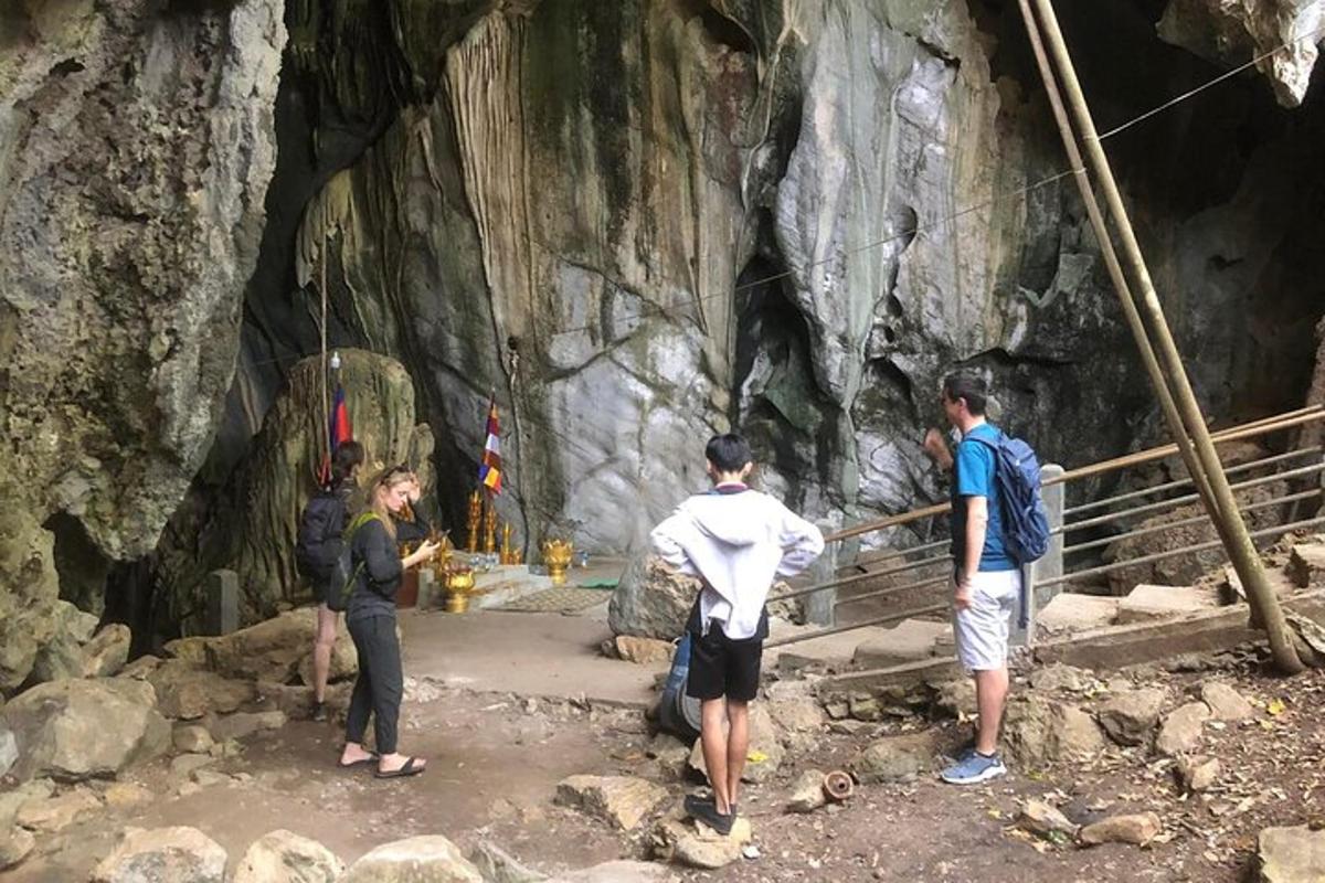 un gruppo di persone in piedi in una grotta