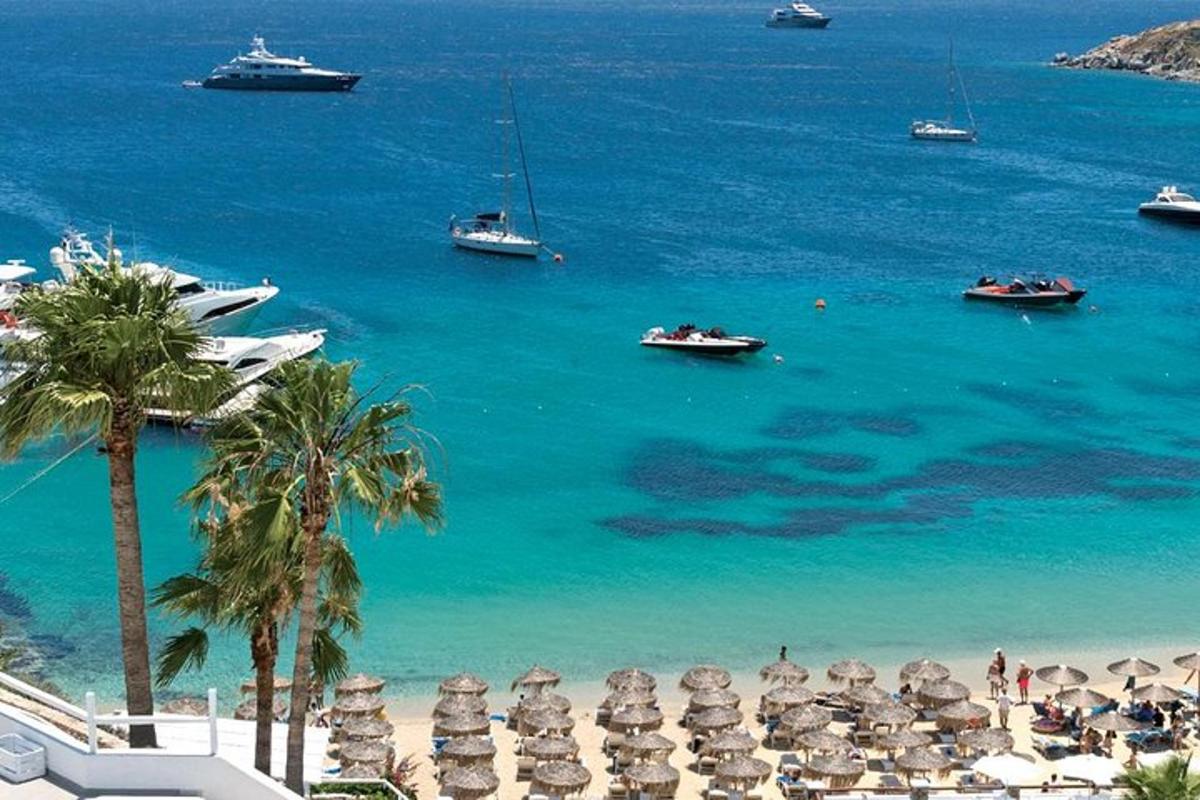 una spiaggia con ombrelloni e barche in acqua