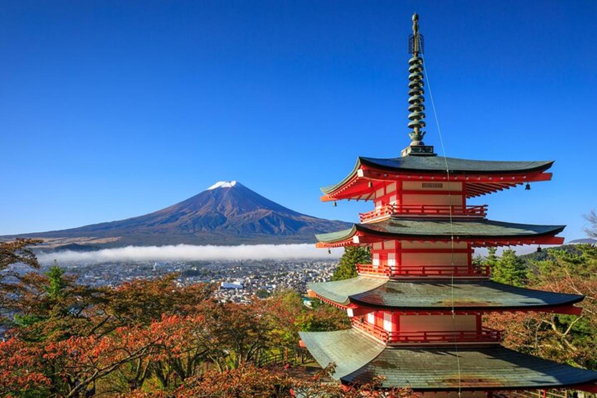 una pagoda con una montagna sullo sfondo
