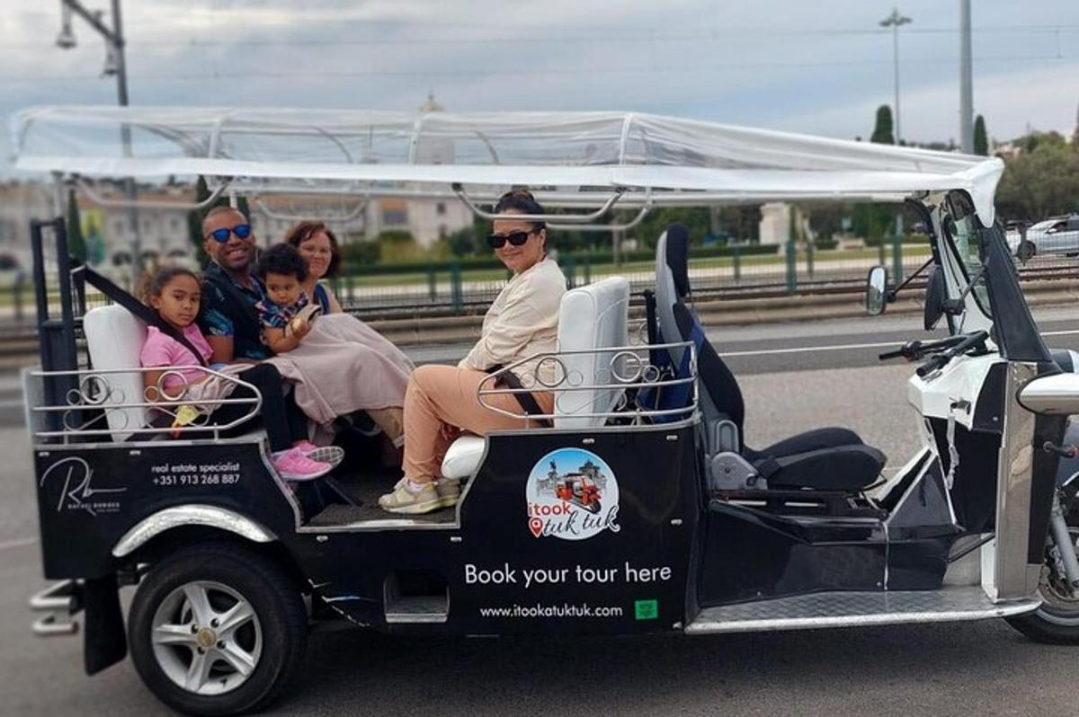 un grupo de personas viajando en un carrito de golf