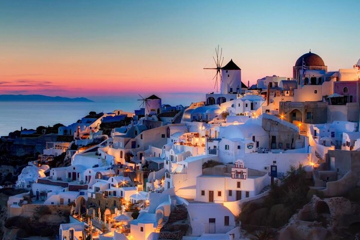 una vista di un villaggio con edifici bianchi al tramonto