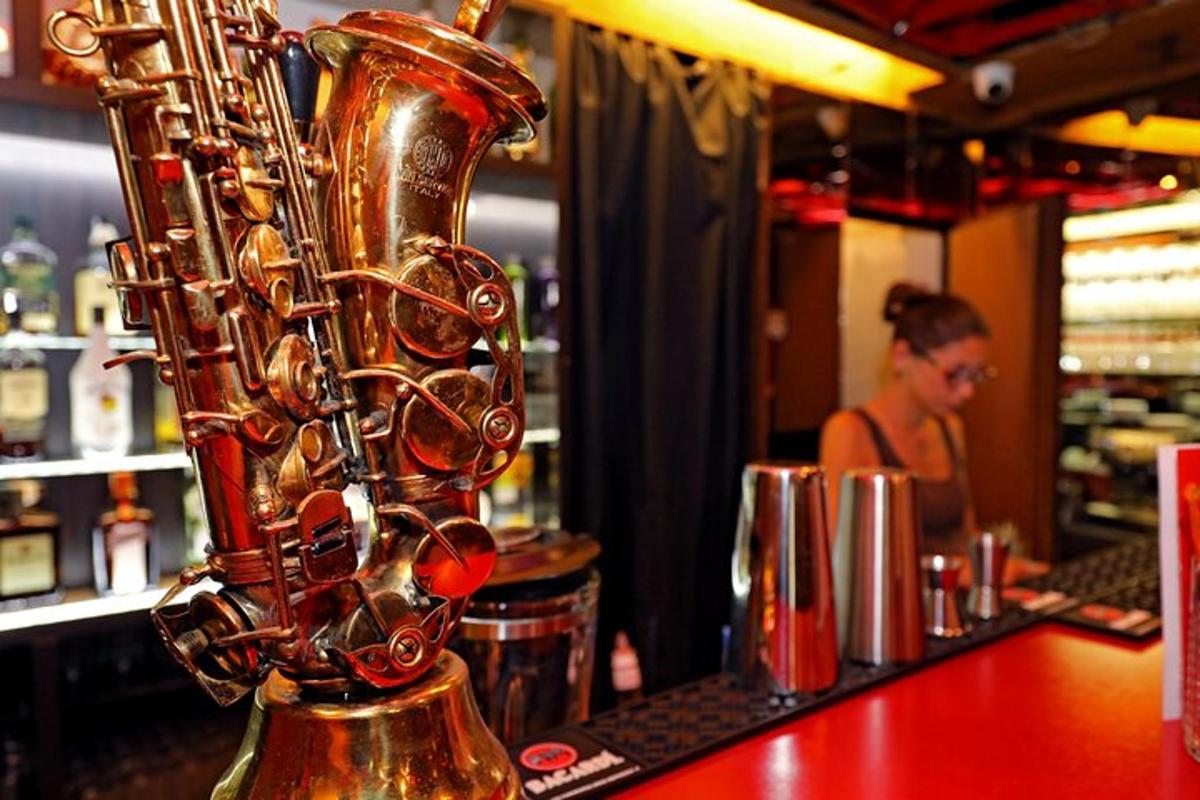 o femeie în spatele unui bar cu un instrument de cupru
