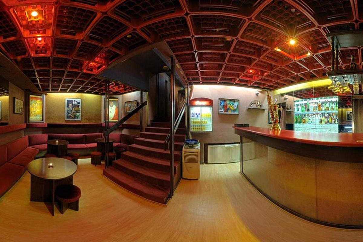 un bar cu o scară și un tejghea de bar