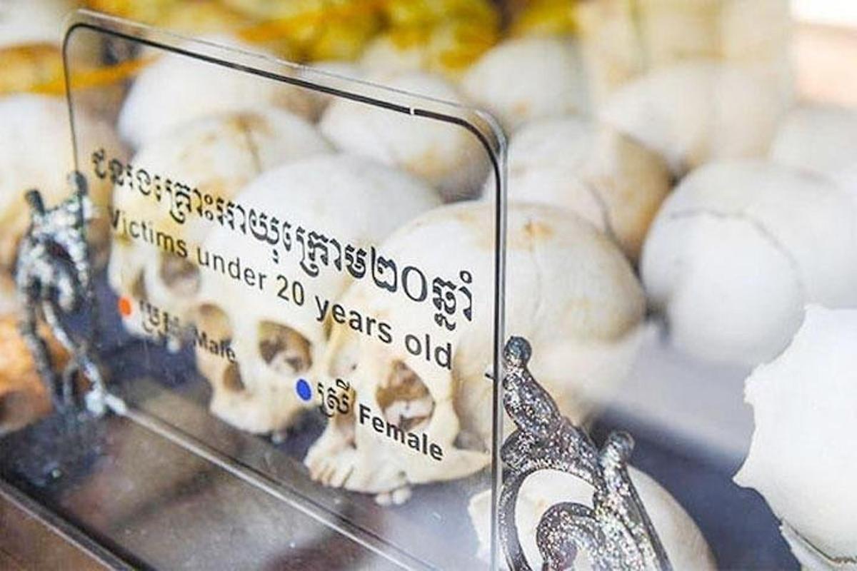isang display case ng mga donut na may karatula