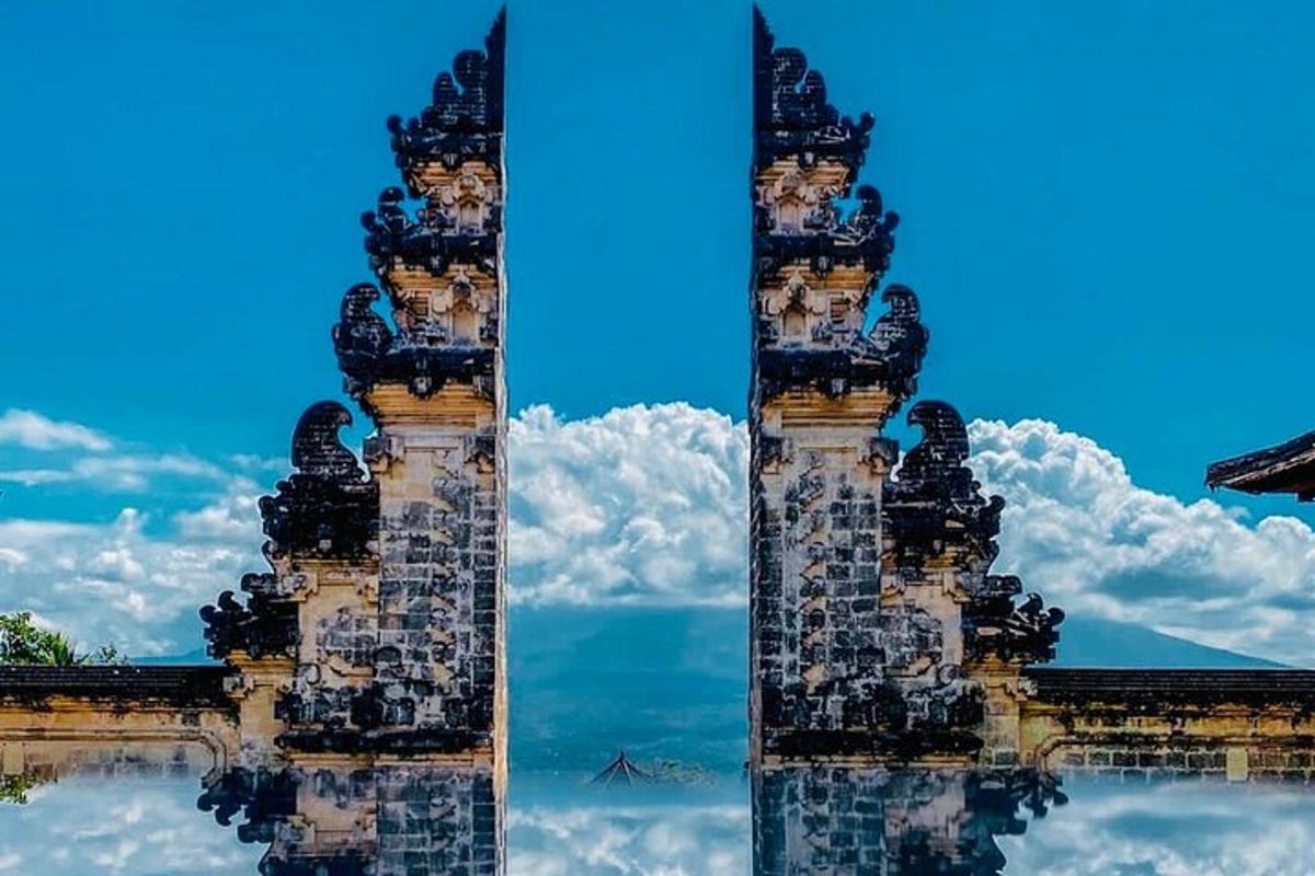 ein hohes Gebäude mit einer Spiegelung im Wasser