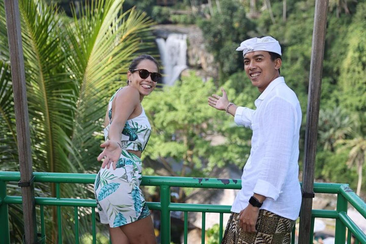 seorang lelaki dan seorang wanita berdiri di sebelah pagar