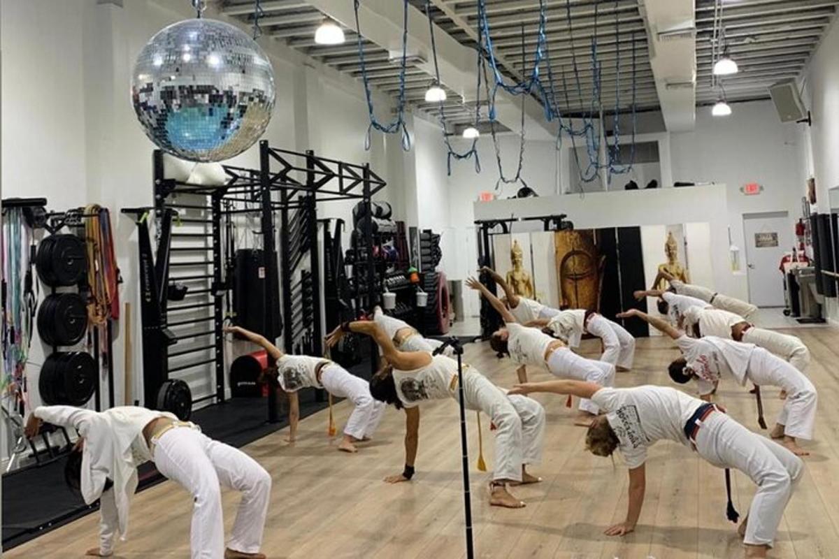 un grup de dones ballant en un estudi de dansa