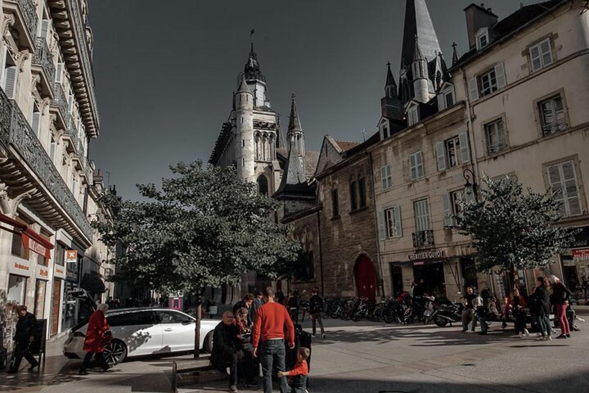 um grupo de pessoas em uma rua da cidade com uma torre do relógio