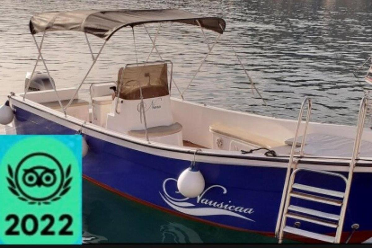 loď kotvící na vodě s cedulí