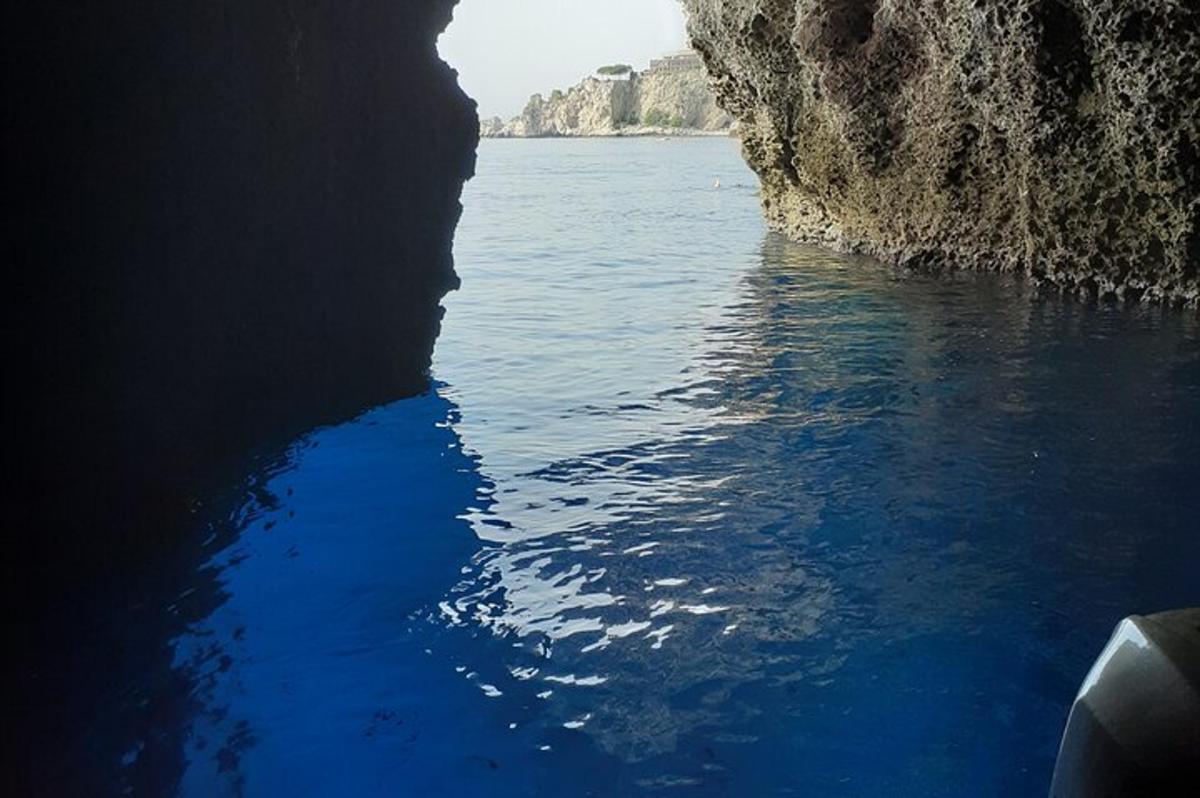 pemandangan air dari dalam gua