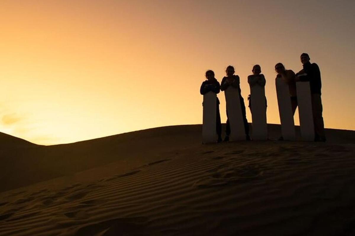 un gruppo di persone in piedi nel deserto