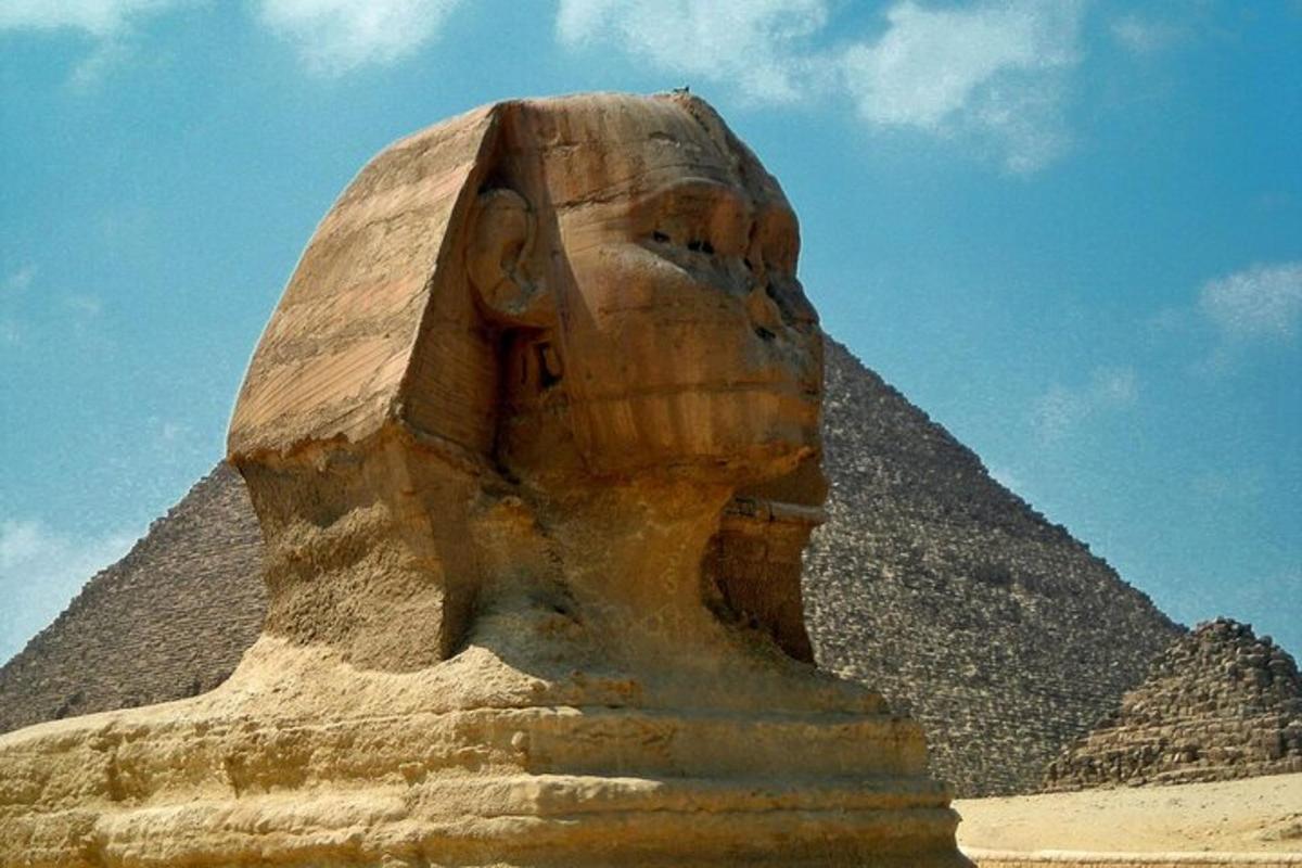 ένα πέτρινο άγαλμα μπροστά από την πυραμίδα