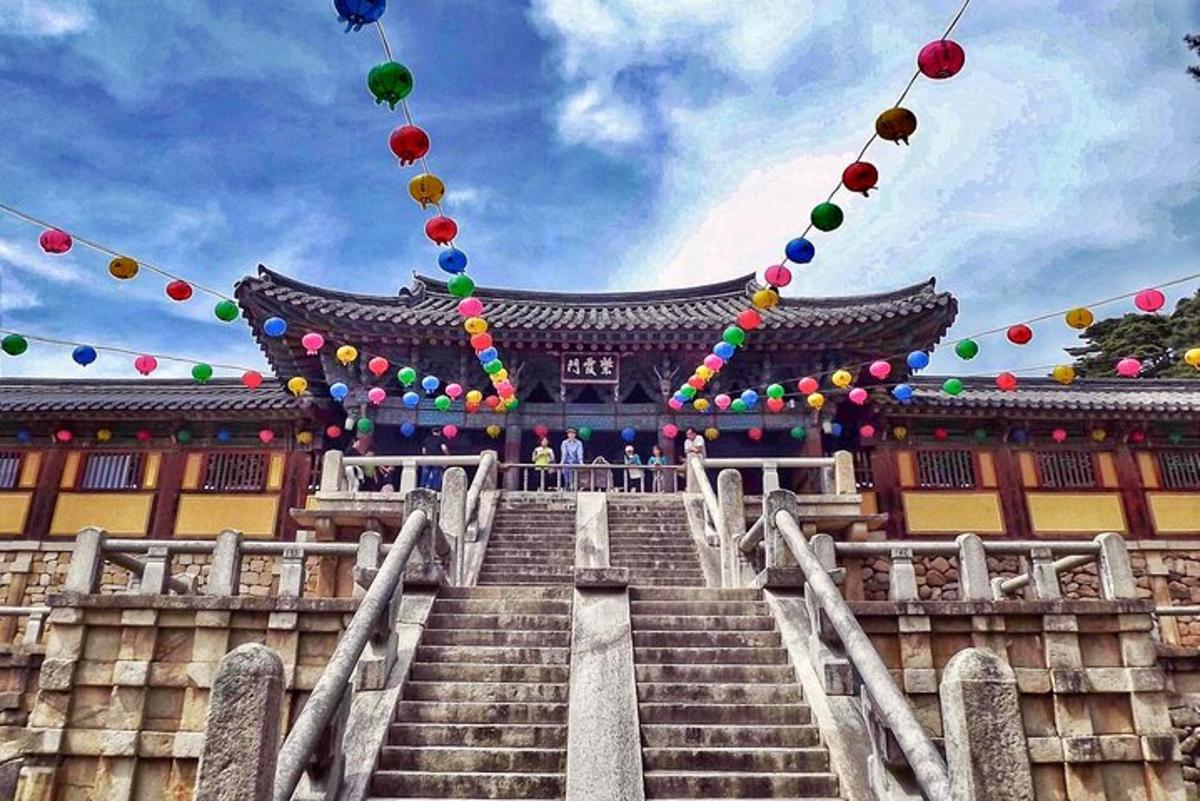 一栋有楼梯的建筑物前面是一栋有气球的建筑物