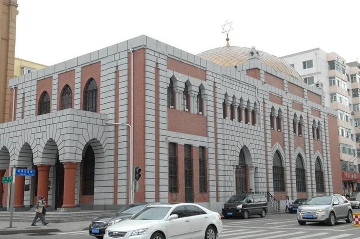 a large brick building with cars parked in front of it