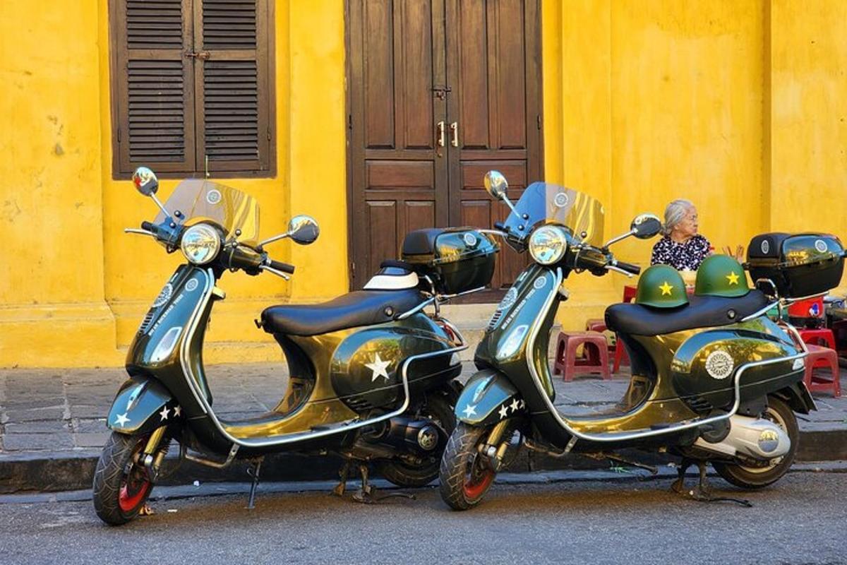 dua skuter diparkir di depan gedung kuning