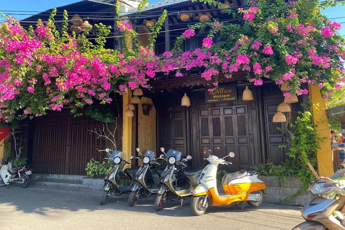 một nhóm xe tay ga đậu trước một tòa nhà có hoa