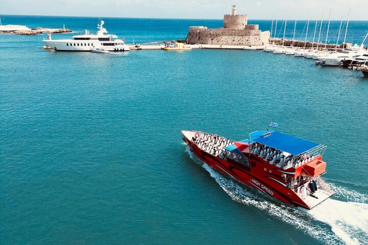 una barca rossa in uno specchio d'acqua