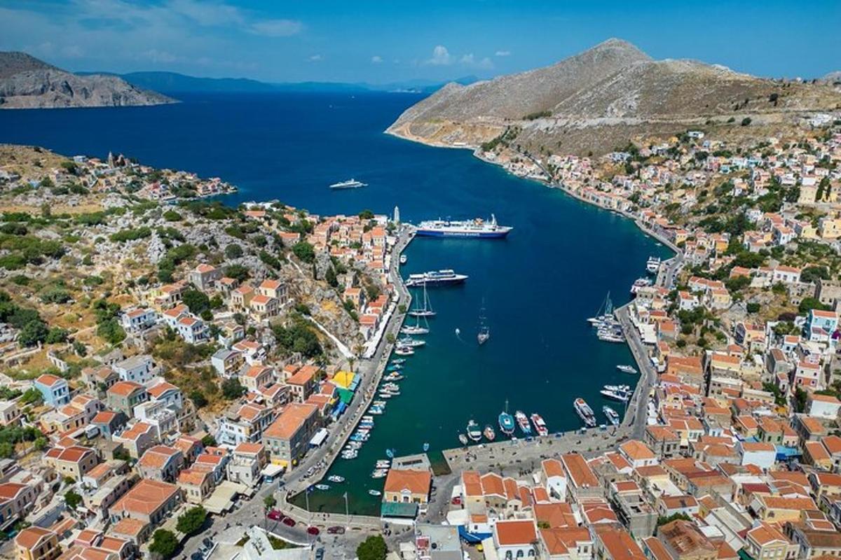 una vista aerea di una città con barche in acqua