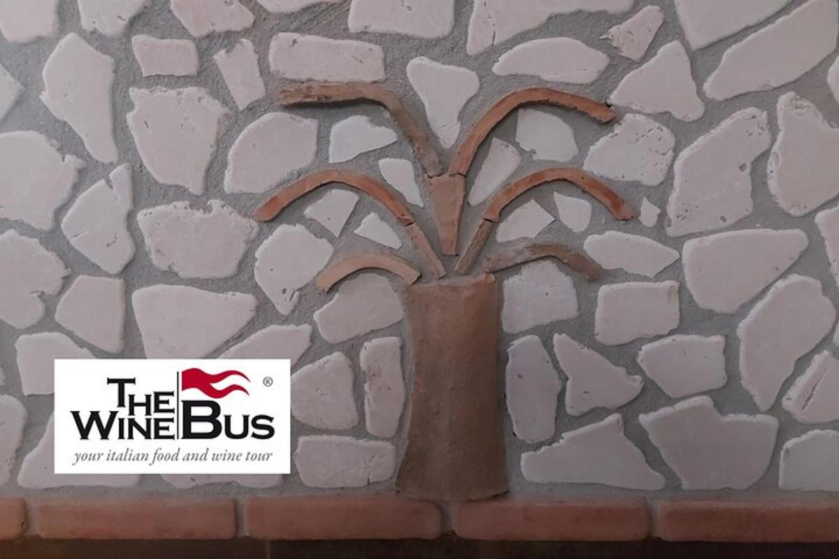 một biển báo ghi xe buýt rượu vang bên cạnh một bức tường đá