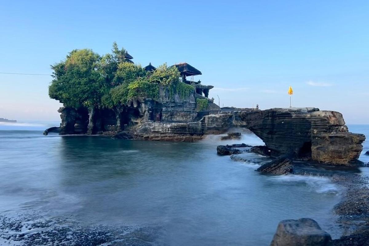 skalnat otok v oceanu ob vodi