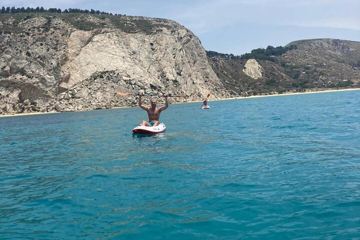 una persona en un barco en el agua