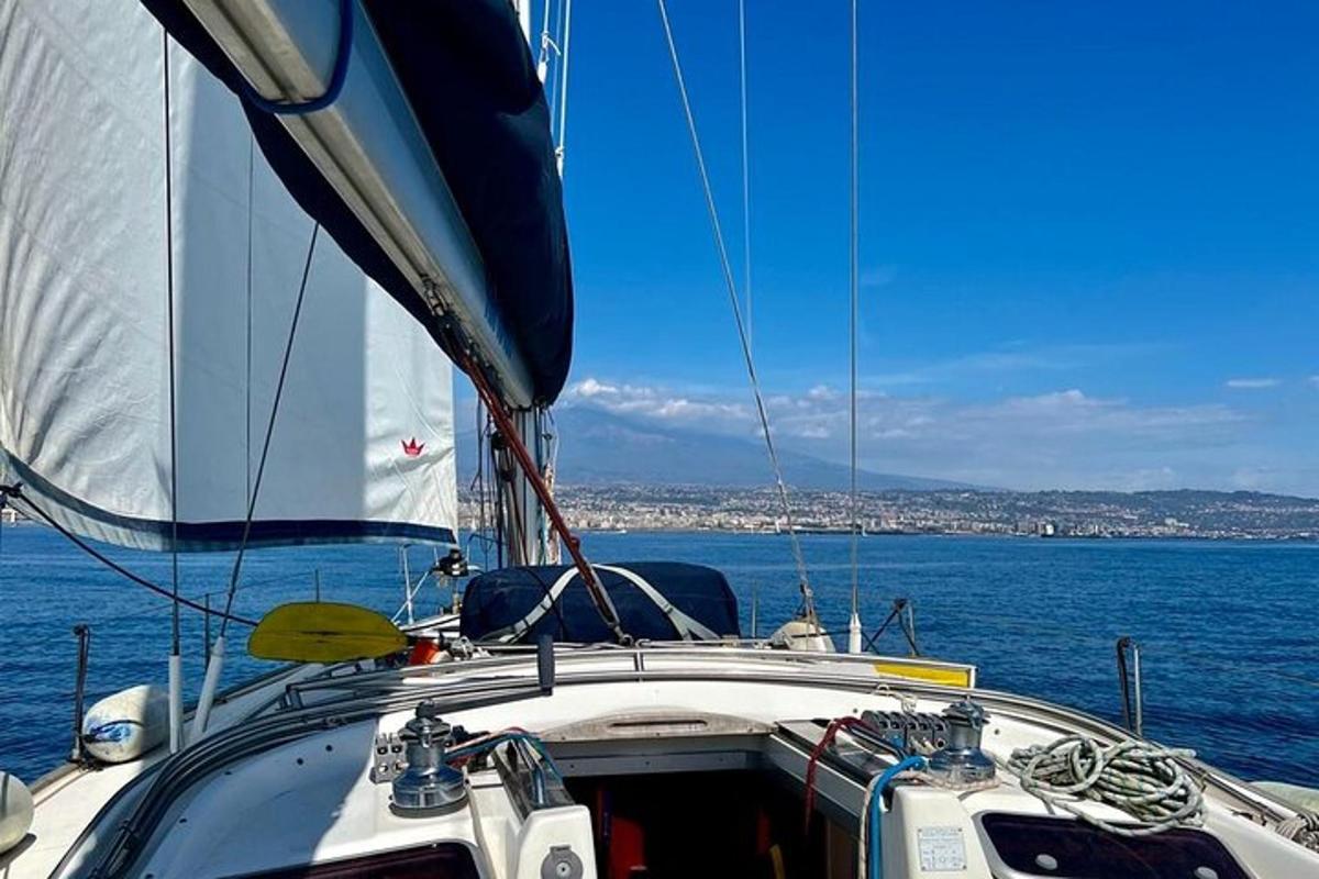 una barca in acqua con vista sull'oceano