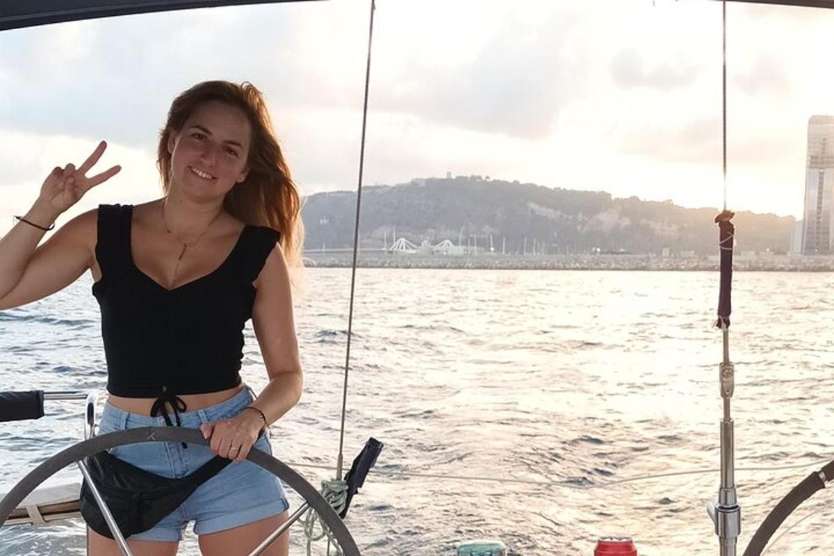 žena stojící na lodi ve vodě