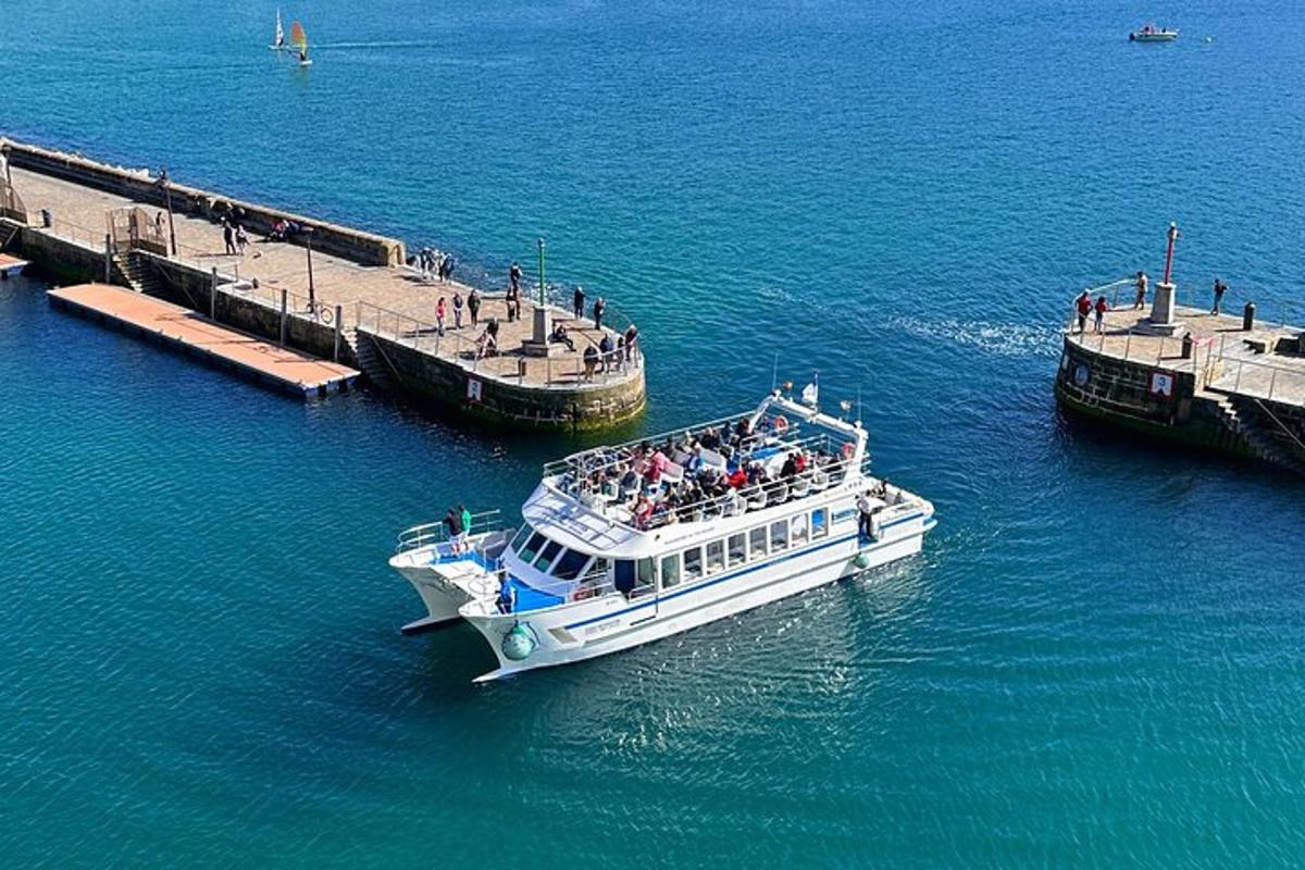 ein Boot im Wasser neben einem Pier