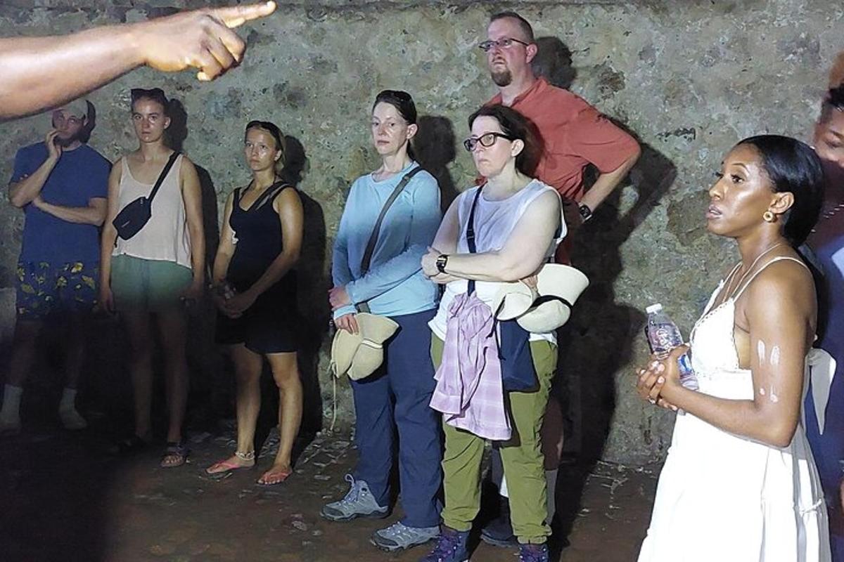 un gruppo di persone in piedi davanti a un muro