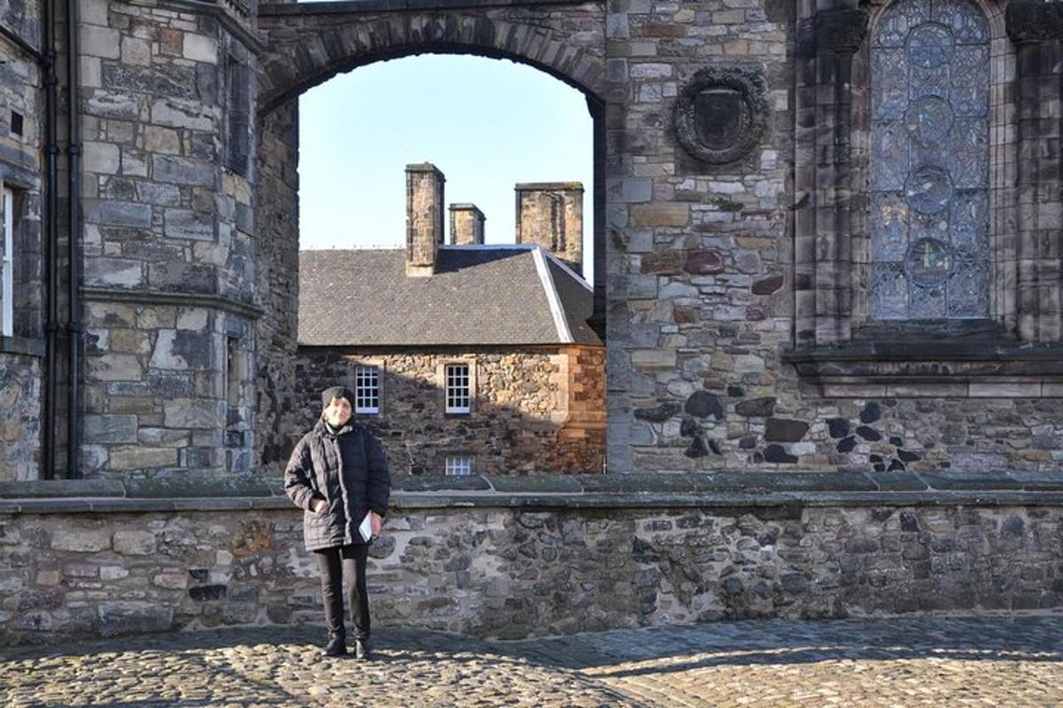 un home dret davant d'un edifici de pedra