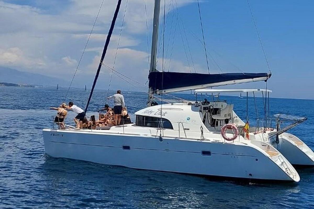 un gruppo di persone su una barca a vela in acqua