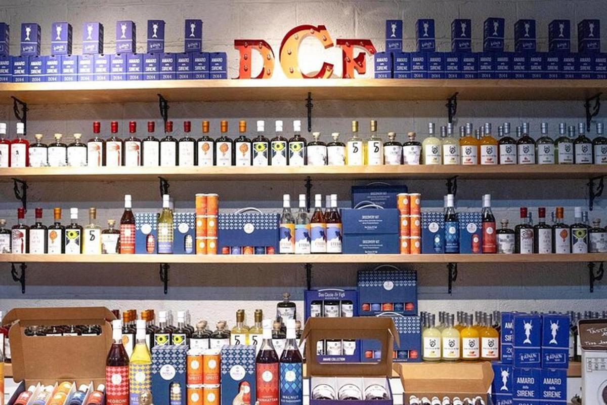 regál v obchodě plný spousty lahví alkoholu