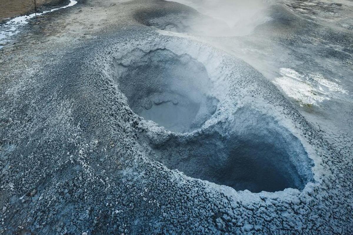 ein großes Loch im Boden, das mit Schnee bedeckt ist