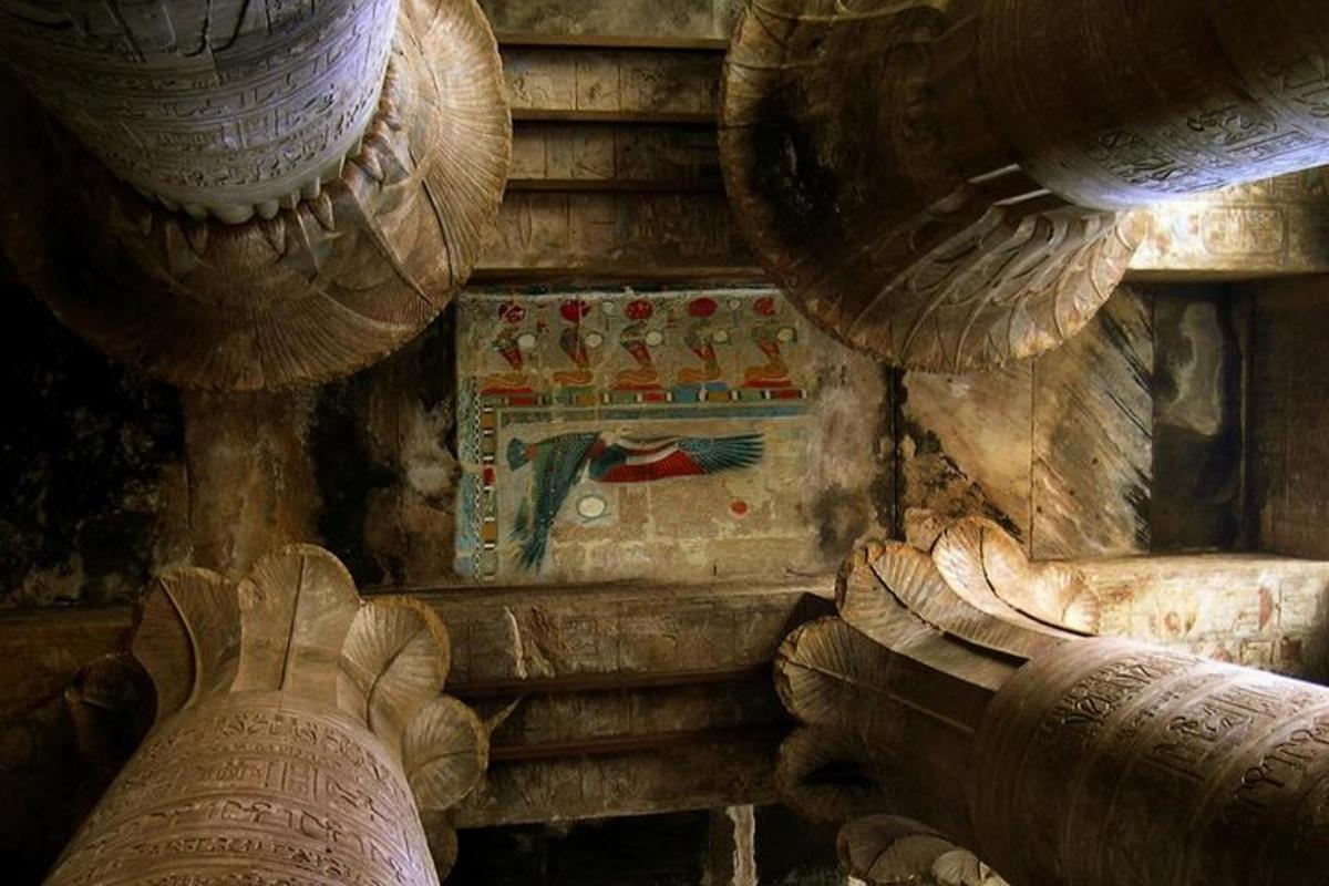 o vedere a interiorului unei clădiri