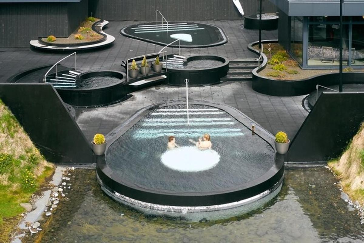 dos personas en una piscina en una piscina