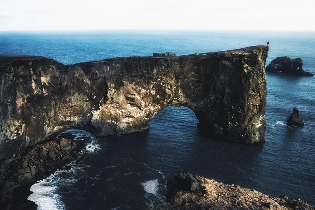 uma grande formação rochosa no meio do oceano